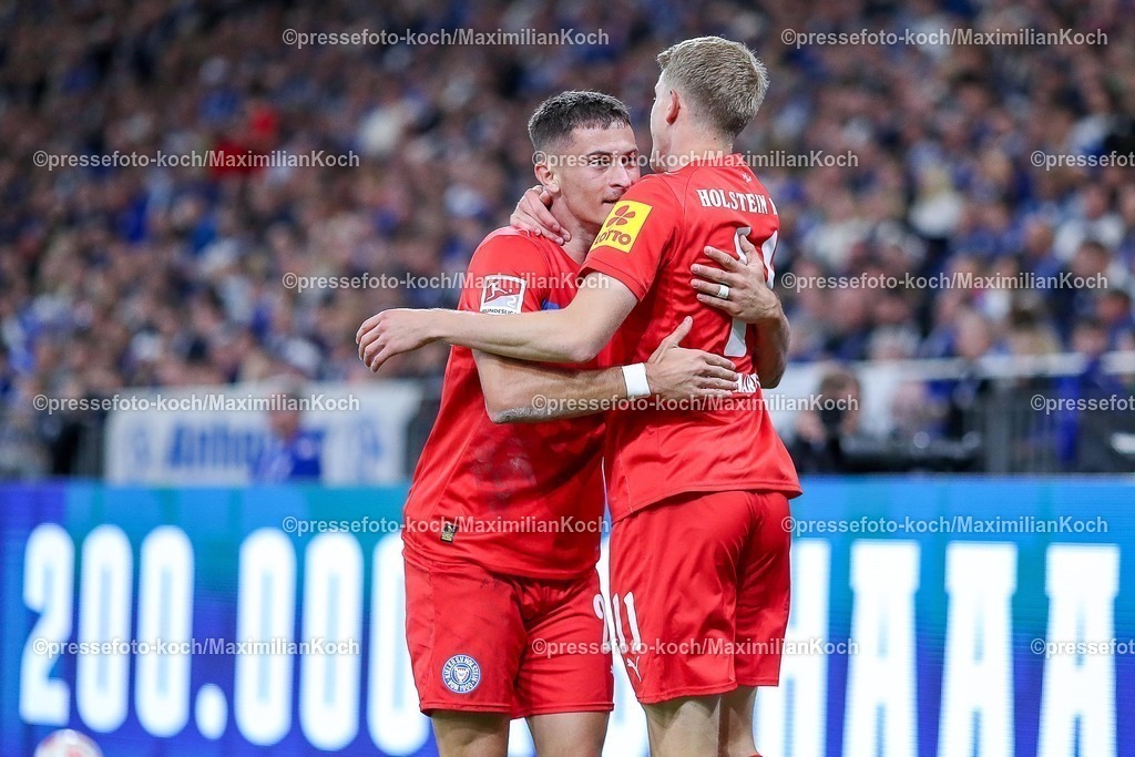S0413092501044 | 13.09.2025, Fußball, FC Schalke 04 - Holstein Kiel, 5.Spieltag, 2. Fußball Bundesliga, Veltins-Arena Gelsenkirchen, Saison 2025 2026: Torjubel nach dem Tor zum 1:0 durch Torschütze Alexander Bernhardsson (Holstein Kiel #11)  zusammen mit  Adrián Kapralik (Holstein Kiel #20) DFB regulations prohibit any use of photographs as image sequences and or quasi-video.