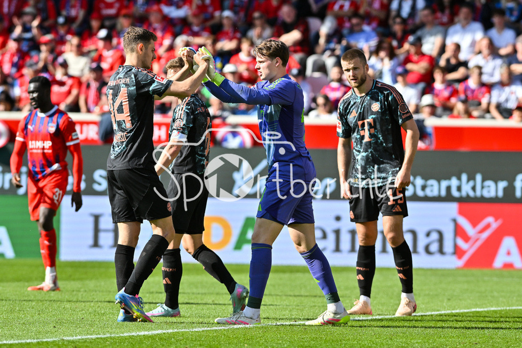1. FC Heidenheim - FC Bayern München | freude bei Josip STANISIC (FC Bayern Muenchen 44) und Jonas Kurt URBIG (FC Bayern Muenchen 40) / Bundesliga: 1. FC Heidenheim - FC Bayern Muenchen, Voith Arena am 19.04.2025