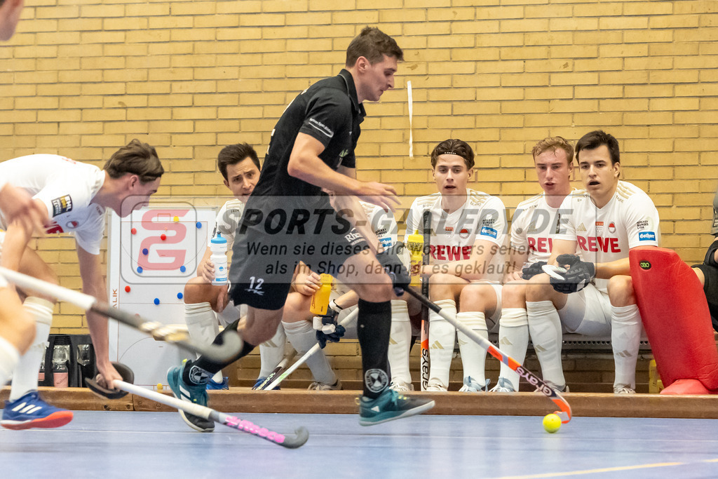 SFE_20240106_0084 | Neuss, Deutschland, 06.01.2024: Vitali Shevchuk (SW Neuss) in Aktion waehrend des Spiels der Halle 1. Bundesliga Herren zwischen SW Neuss vs Rot-Weiss Köln im Stadionhalle (SW Neuss) am 06.01.2024 in Neuss, Deutschland. (Foto von Stephan Fehrmann)

Neuss, Germany, 06.01.2024: Vitali Shevchuk (SW Neuss) in action during the game of Halle 1. Bundesliga Herren between SW Neuss vs Rot-Weiss Köln in Stadionhalle (SW Neuss) at 06.01.2024 in Neuss, Deutschland. (Foto von Stephan Fehrmann)