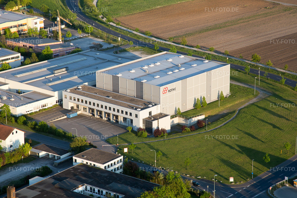 Luftbild: Gewerbegebiet und Firmenansiedlung Flugplatzstraße im Ortsteil Etwashausen in Kitzingen im Bundesland Bayern in Deutschland. Foto: IMG_088058.jpg vom 06.05.2016 durch Werner Riehm/FLY-FOTO.de