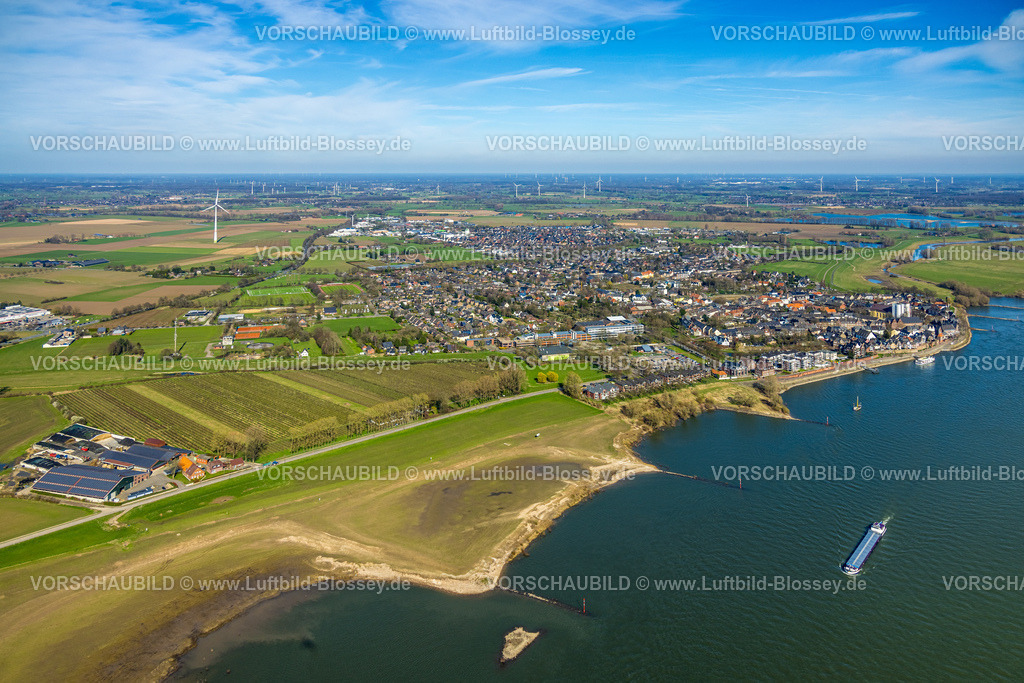 Rees240312454 | Luftbild, Innenstadt Ortsansicht und Rheinpromenade Rees mit Ausflugsschiff am Anleger, Baustelle Renovierung an der kath. Kirche St. Mariä Himmelfahrt, Rees, Nordrhein-Westfalen, Deutschland