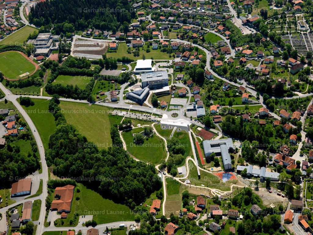 2724100 | WALDKIRCHEN 19.05.2007 Schulgebäude der Schulen Maria-Ward Grundschule und Johannes-Gutenberg-Gymnasium am Serverin-Freund-Platz in Waldkirchen im Bundesland Bayern, Deutschland. Weiterführende Informationen bei: Johannes-Gutenberg-Gymnasium Waldkirchen. // School building of the schools Maria-Ward Grundschule and Johannes-Gutenberg-Gymnasium on Serverin-Freund-Platz in Waldkirchen in the state Bavaria, Germany. Further information at: Johannes-Gutenberg-Gymnasium Waldkirchen. Foto: Gerhard Launer