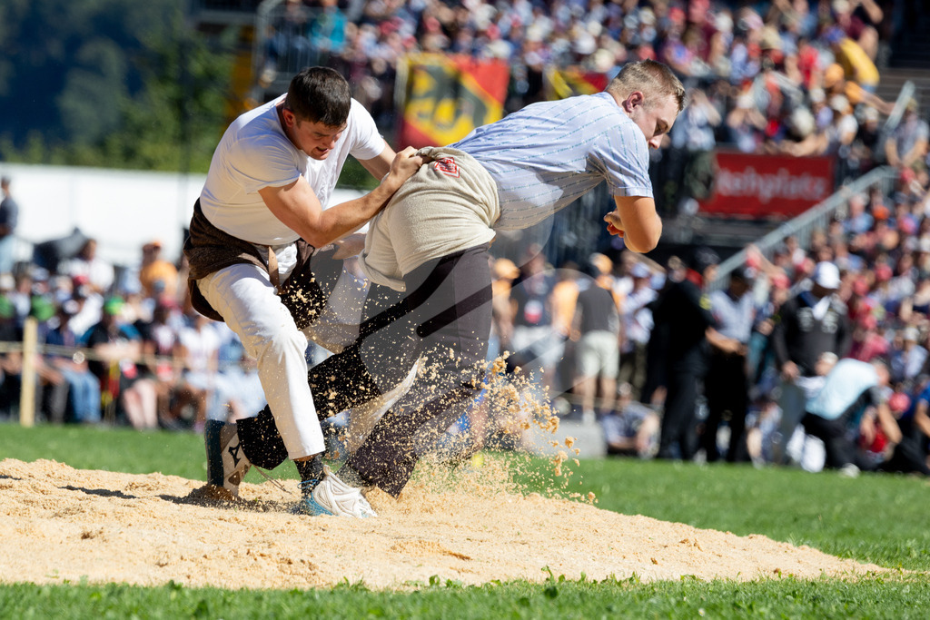 ESAF2025_06Gang_6350 | Die Schwinger des Schwyzer Kantonalen Schwingerverbandes: Fotos, die Dynamik und Leidenschaft festhalten, sowie emotionale Momente aus dem traditionellen Schwingsport zeigen. - Realisiert mit Pictrs.com