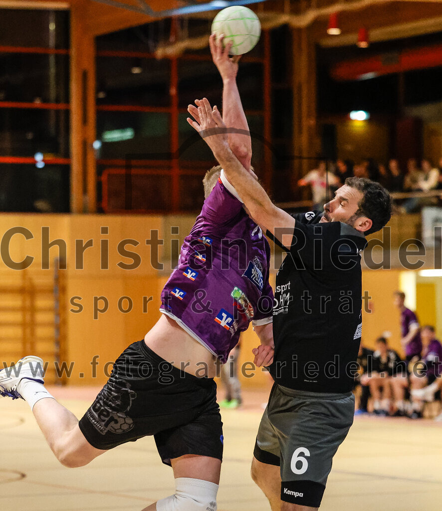 2024-03-23_051_SpVgg_Altenerding_II_gegen_ASV_Dachau_III | Erding, Deutschland, 23.03.2024:
Handball, Bezirksklasse Männer Staffel Süd West 2023 / 2024, 14. Spieltag, SpVgg Altenerding II gegen ASV Dachau III, Endergebnis: 24:32

Tristan Gerhardt (SpVgg Altenerding, #71), Peter Strauch (ASV Dachau, #6)

Foto: Christian Riedel / fotografie-riedel.net
