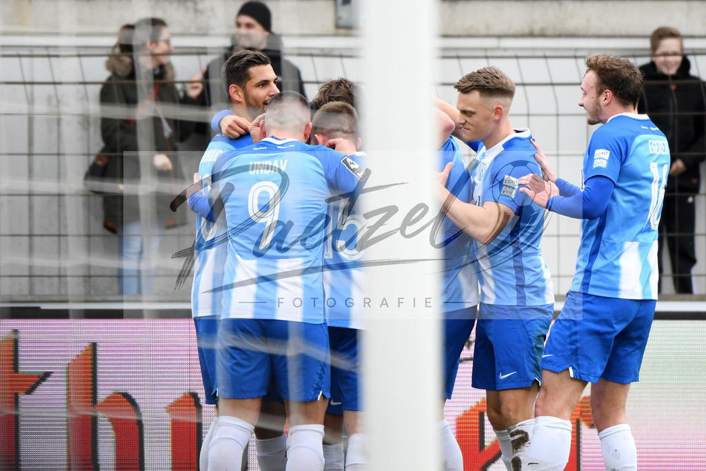 20200201_MEPCHE_0017 | Fußball, Herren: Hassan Amin (SV Meppen) Torjubel, jubelt nach seinem Tor zum 1:0 mit seinen Teamkollegen waehrend des Spiels der 3. Liga zwischen SV Meppen und Chemnitzer FC in der Haensch-Arena am 01.02.2020 in Meppen, Deutschland. DFB / DFL REGULATIONS PROHIBIT ANY USE OF PHOTOGRAPHS AS IMAGE SEQUENCES AND/OR QUASI-VIDEO. - Realisiert mit Pictrs.com