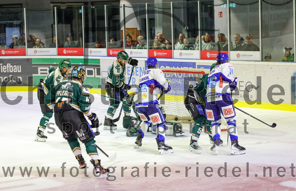 2025-09-26_134_TSV_Erding_gegen_SC_Riessersee | Erding, Deutschland, 26.09.2025:Eishockey, Oberliga Süd 2025 / 2026, 3. Spieltag, TSV Erding gegen SC Riessersee, Endergebnis: 3:5Markus Eberhardt (Erding Gladiators, #94), Torwart Leon Meder (Erding Gladiators, #39), Paul Pfenninger (Erding Gladiators, #58), Anselm Gerg (SC Riessersee, #15)Foto: Christian Riedel / fotografie-riedel.net