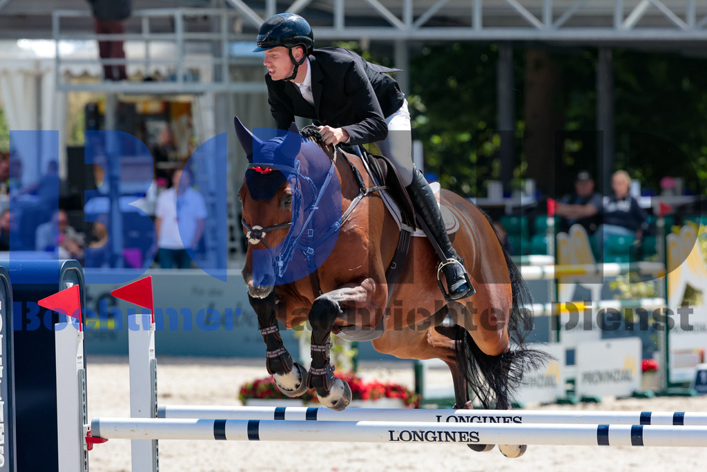 Longines Balve Optimum - Springen Samstag {date} -  | {headline}(Foto: Sebastian Sendlak / BOND) - Realisiert mit Pictrs.com