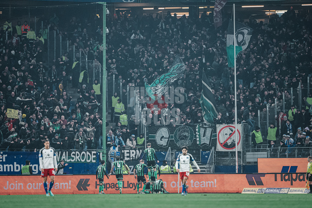 Fußball | Männer | Saison 2023/2024 | 2. Fußball-Bundesliga | 21. Spieltag | Hamburger SV vs. Hannover 96 | 09.02.2024 | Hannover schießt das 4:3 Siegtor und läuft zur Fankurve