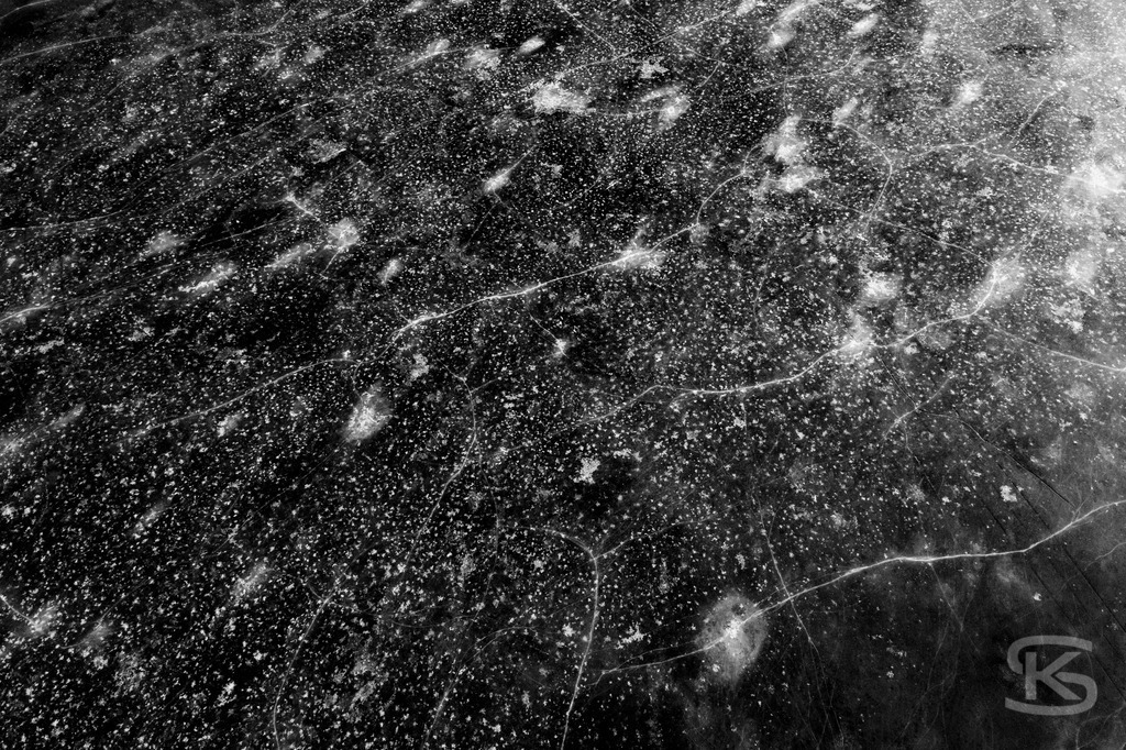 Front Side Error – Abstrakte Eislandschaften aus der Vogelperspektive | Luftaufnahmen zugefrorener Seen zwischen Abstraktion und Realität. Stefan Kuhn fotografiert aus der Vogelperspektive die schmelzenden Eisoberflächen süddeutscher Seen mit ihrer Drohne und dokumentiert die natürliche Entmaterialisierung in faszinierenden Mustern und Strukturen. - Realisiert mit Pictrs.com