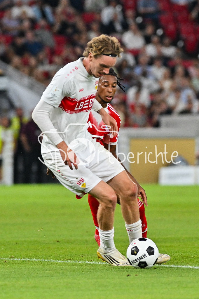 VfB Stuttgart - FC Bayern München | im Duell Nick WOLTEMADE (VfB Stuttgart 11) und Michael OLISE (FC Bayern Muenchen 17) / Zweikampf / Franz-Beckenbauer Supercup: VfB Stuttgart - FC Bayern München; MHP Arena am 16.08.2025