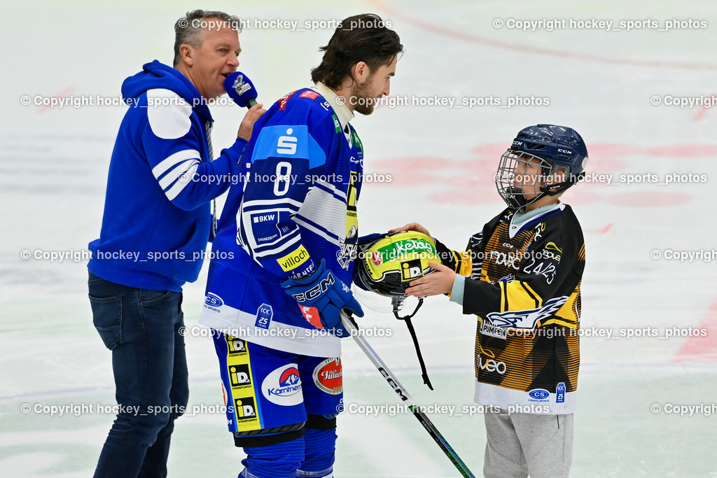 EC IDM WÄRMEPUMPEN VSV vs. HYDRO FEHERVAR AV 19 | EC VSV Hallensprecher Gerhard Oberrauner, #8 Rebernig Maximilian EC VSV, Performer of the match Helm, EC IDM WÄRMEPUMPEN VSV vs. HYDRO FEHERVAR AV 19, EC IDM WÄRMEPUMPEN VSV vs. HYDRO FEHERVAR AV 19 am 20.11.2024 in Villach (Stadthalle Villach), Austria, (Photo by Bernd Stefan)