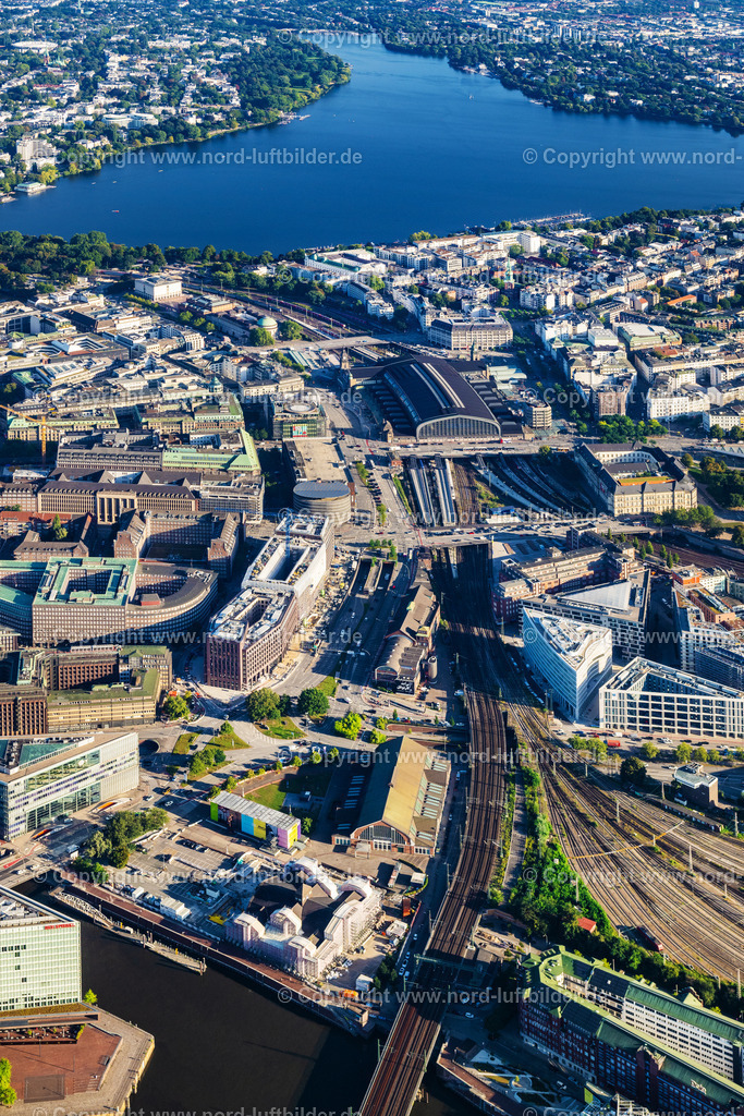 Hamburg_Hauptbahnhof_ELS_9838070923 | HAMBURG 07.09.2023 Gleisverlauf und Gebäude des Hauptbahnhofes der Deutschen Bahn entlang der bekannten Flaniermeile der Kirchenallee in Hamburg, Deutschland. Weiterführende Informationen bei: DB Netz AG,  DB Regio AG,  DB Station & Service AG,  Deutsche Bahn AG,  HGI - HÜGIN GROUP INTERNATIONAL GMBH CO.KG,  IBN Ingenieurbüro Noack,  INGENIEURBÜRO DR. BINNEWIES Ingenieurgesellschaft mbH,  S-Bahn Hamburg GmbH. // Track progress and building of the main station of the railway along the well-known promenade of Kirchenallee in Hamburg, Germany. Further information at: DB Netz AG,  DB Regio AG,  DB Station & Service AG,  Deutsche Bahn AG,  HGI - HUeGIN GROUP INTERNATIONAL GMBH CO.KG,  IBN Ingenieurbuero Noack,  INGENIEURBUeRO DR. BINNEWIES Ingenieurgesellschaft mbH,  S-Bahn Hamburg GmbH. Foto: Martin Elsen