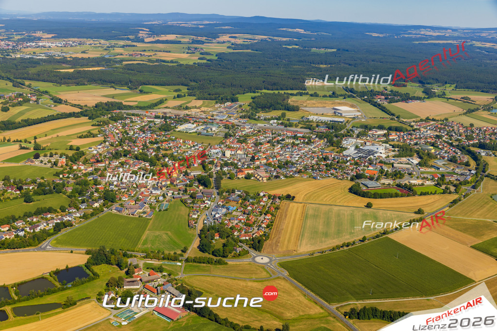 Luftaufnahme der Stadt Wiesau - Die Luftaufnahme wurde 2025 vom UL-Flugzeug heraus erstellt ( keine Drohne ) - Hochauflösende Luftaufnahme - für professionelle Ausdrucke geeignet. Die Geschenkidee !Mit Lizenz und Bildrechte bestellbar