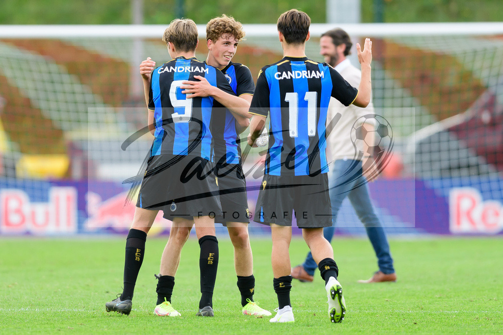 YLLEBR20210928_108 | Fussball, A-Junioren: . Spieler von Club Brugge KV Schlussjubel, jubelt nach dem 1:4 Sieg beim Spiel der UEFA Youth League zwischen RB Leipzig und FC Bruegge im Stadion am Cottaweg am 28.09.2021 in Leipzig, Deutschland. - Realisiert mit Pictrs.com