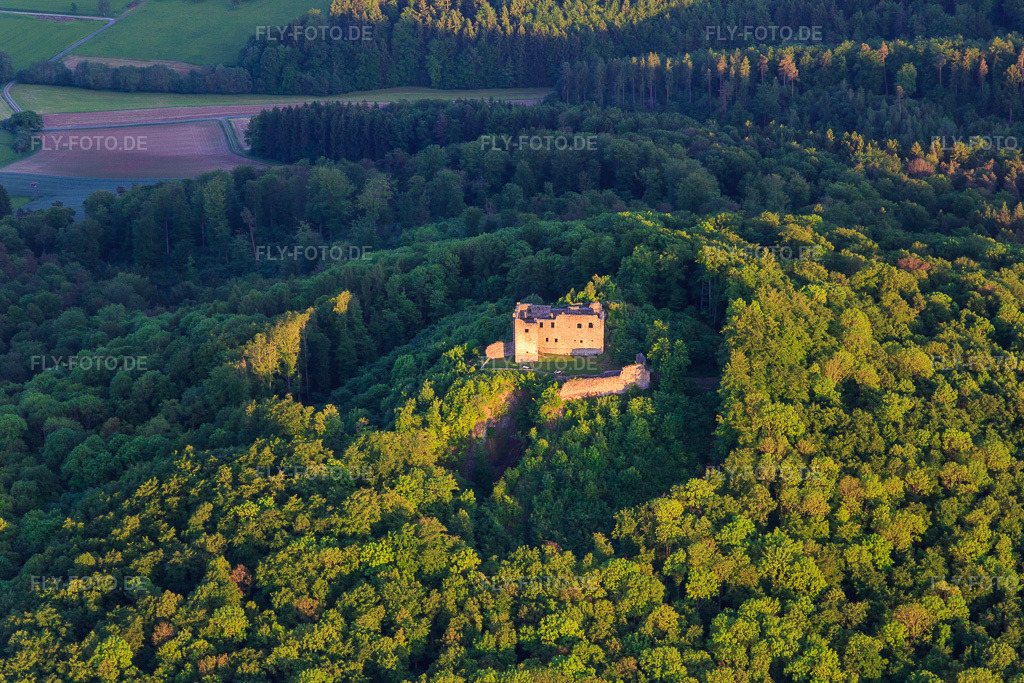 Luftbild: Burgruine Bramberg im Ortsteil Hohnhausen in Burgpreppach im Bundesland Bayern in Deutschland. Foto: IMG_100184.jpg vom 26.05.2017 durch Werner Riehm/FLY-FOTO.deBurg Bramberg