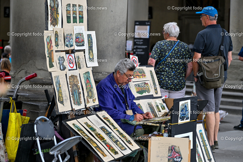 Italien_ Toscana_ Florenz_ 30.05.2024-179 | 30.05.2024, Italien, ITA, Toskana, Florenz im Bild Stadtansichten, Gebäude, Architektur, Touristen, Historisch, Souvenir, Altstadt, Museum, Statuen, Skulpturen, Piazza della Signoria, Statue David, Palazzo Vecchio, Neptunbrunnen, Piazza della Repubblica, Ponte Vecchio, Brücke, Uffizien, Kathedrale Santa Maria del Fiore, Arno, Fluß


Florenz, Firenze, ist eine italienische Großstadt. Nach Einwohnern ist sie die achtgrößte Stadt Italiens. Florenz ist die Hauptstadt sowie größte Stadt der Region Toskana und der Metropolitanstadt Florenz, in der etwa eine Million Menschen leben. Florenz ist für seine Geschichte berühmt. Leonardo da Vinci verbrachte große Teile seiner Jugend in Florenz, Michelangelo fand Unterschlupf in der Kirche der Medici, Galileo Galilei wohnte als Hofmathematiker in den Palästen der Medici. Von 1865 bis 1871 war die Stadt die Hauptstadt des neu gegründeten Königreichs Italien. Das historische Zentrum von Florenz zieht Jahr für Jahr Millionen von Touristen an. Die historische Innenstadt wurde von der UNESCO im Jahre 1982 zum Weltkulturerbe erklärt. 
Quelle: Wikipedia
