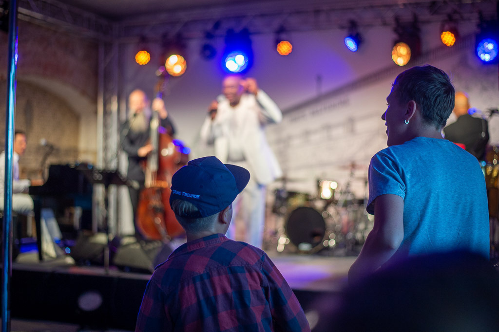 Summ Summ Salsa | Kinderkonzert Summ Summ Salsa mit Klazz Brothers & Cuba Percussion im Forte Belvedere Leisnig zum Festival Hallo Leisnig 2022. - Realisiert mit Pictrs.com