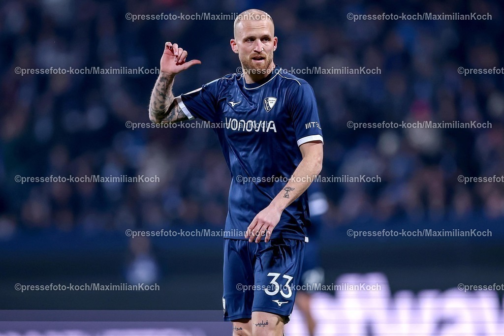 BOC20022601008 | 20.02.2026, Fußball, VfL Bochum - 1. FC Nürnberg, 2. Fußball Bundesliga, 23. Spieltag, Vonovia Ruhrstadion, Saison 2025 2026: Philipp Hofmann&nbsp;(VfL Bochum #33) unzufrieden enttäuscht Enttäuschung gestikulierend auf dem Spielfeld   DFB regulations prohibit any use of photographs as image sequences and or quasi-video.