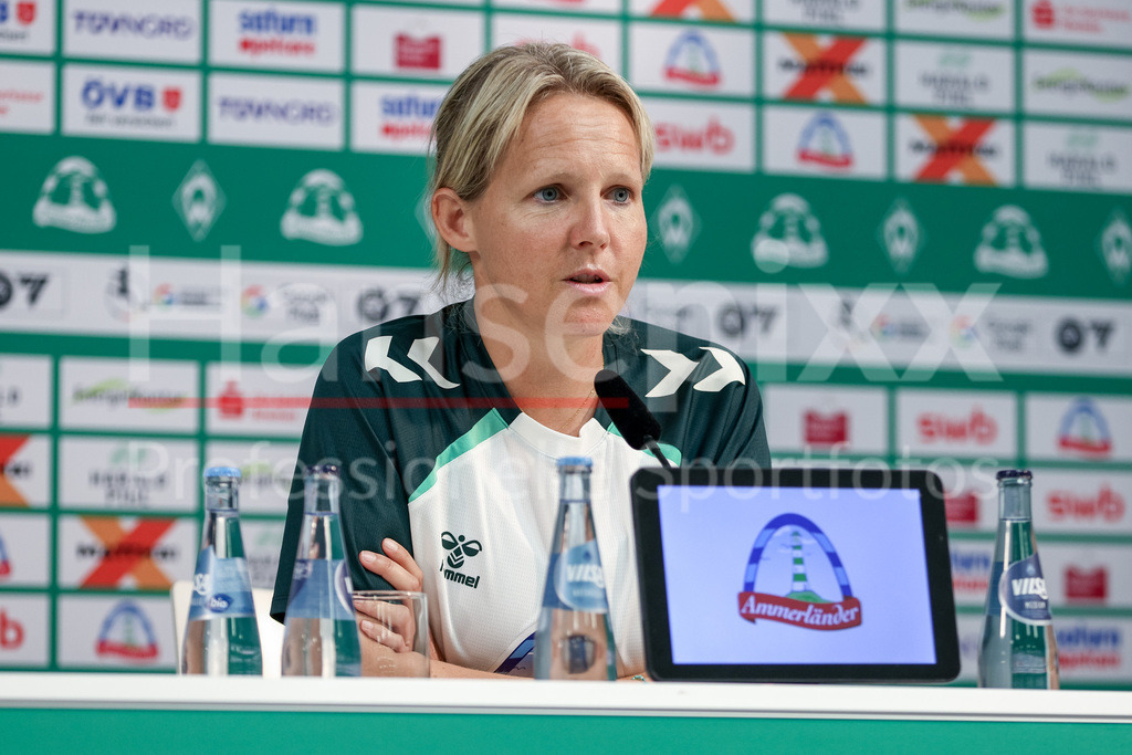 Fussball, Google Pixel Frauen-Bundesliga, Vorstellung Trainerin SV Werder Bremen | Friederike Kromp (Fritzy Kromp, Trainerin, Cheftrainerin, SV Werder Bremen) bei ihrer Vorstellung als neue Trainer der Frauen, Frauenmannschaft des SV Werder Bremen, Portrait, Nahaufnahme, Einzelfoto, Einzelbild, DIE DFB-RICHTLINIEN UNTERSAGEN JEGLICHE NUTZUNG VON FOTOS ALS SEQUENZBILDER UND/ODER VIDEOÄHNLICHE FOTOSTRECKEN. DFB REGULATIONS PROHIBIT ANY USE OF PHOTOGRAPHS AS IMAGE SEQUENCES AND/OR QUASI-VIDEO.