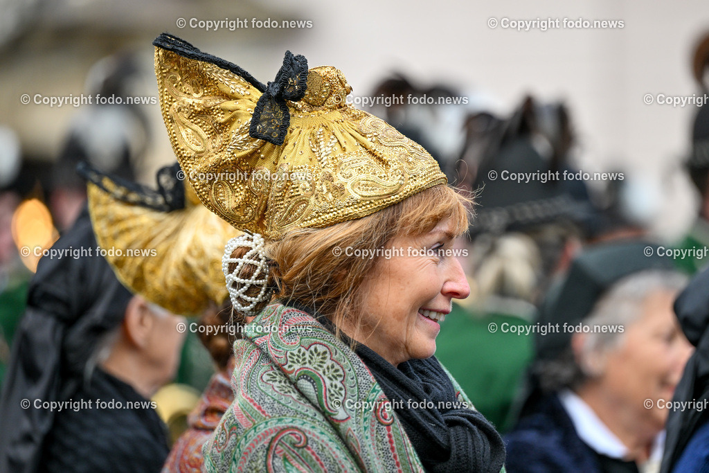 Neujahrschnalzen_ Aperschnalzen 2024_ 01.01.2024-13 | 01.01.2024, Promenade Linz, AUT, Landhaus im Bild Neujahrschnalzen 2024, Turmblaeser, Prangerschuetzen, Tradition, Brauchtum, Blasmusik, Peitschen, Trachtenverein Altstaedter Bauerngmoa, Promenade, Landhaus, Turm, Linz, Goldhauben