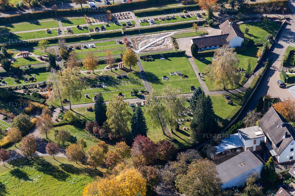 Luftbild: Friedhof Langensteinbach im Ortsteil Langensteinbach in Karlsbad im Bundesland Baden-Württemberg in Deutschland. Foto: IMG_129942.jpg vom 24.10.2021 durch Werner Riehm/FLY-FOTO.de