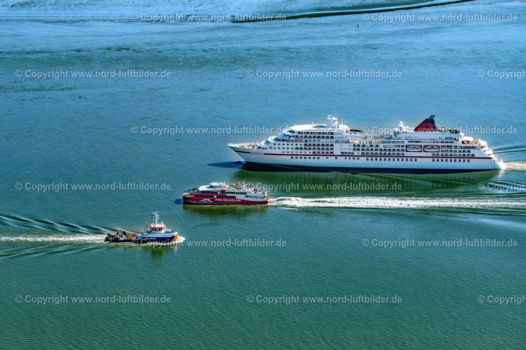 Halunder_Jet_auf der Elbe_Ms_Europa_ELS_7475130822 | WISCHHAFEN 13.08.2022 Fahrt eines Fähr- Schiffes FRS " Halunderjet "und Kreuzfahrschiffes Ms Europa in Wischhafen im Bundesland Niedersachsen, Deutschland. // Ride a ferry ship " Halunderjet " MS Europa in Wischhafen in the state Lower Saxony, Germany. Foto: Martin Elsen