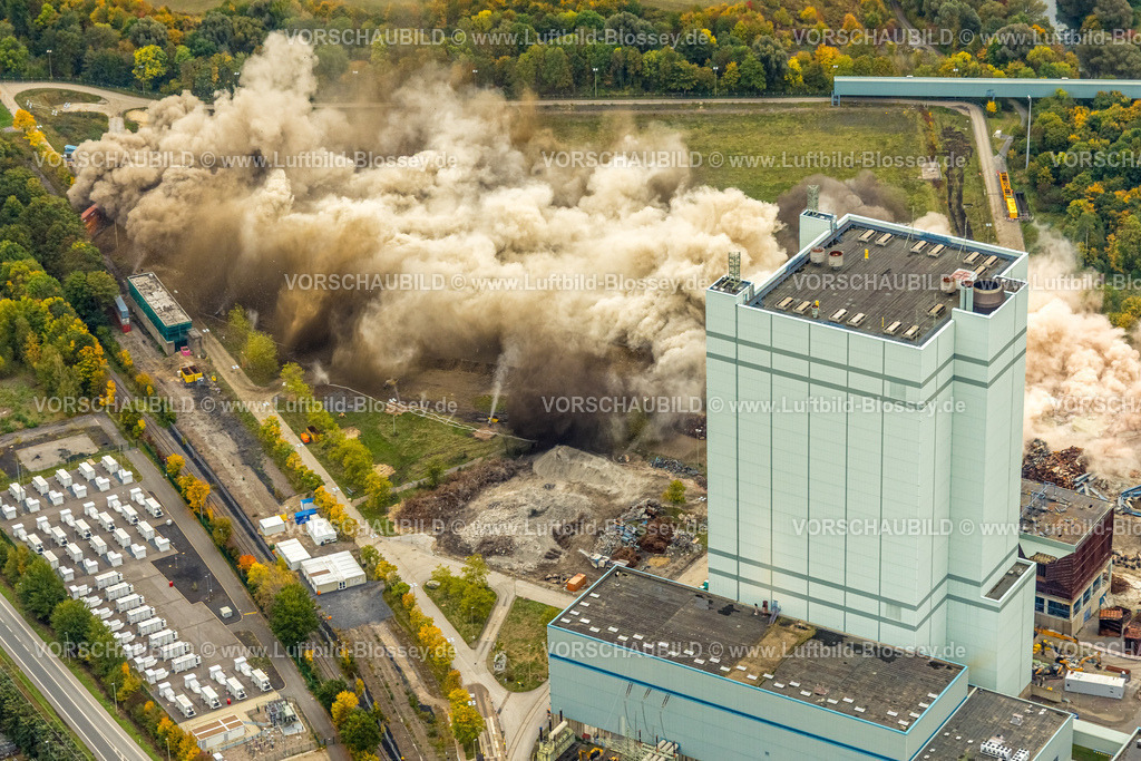 Hamm251000196Gersteinwerk | Luftbild, mit großem interesse verfolgten tausende Zuschauer die Sprengung des Gersteinwerk Schornsteins mit einer halben Stunde Verspätung. Der 282 Meter hohe RWE-Schornstein fiel exakt in das vorbereitete Schotterbeet. Stadtgrenze Werne, Hamm Nordrhein-Westfalen, Deutschland