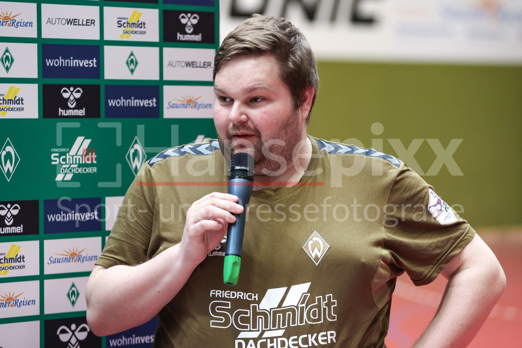 Handball, 2. Bundesliga Frauen, SV Werder Bremen - 1. FSV Mainz 05 | v.li.: Timm Dietrich (Trainer, Cheftrainer, SV Werder Bremen) während der Pressekonferenz nach dem Spiel, Portrait, Nahaufnahme, Einzelfoto, Einzelbild