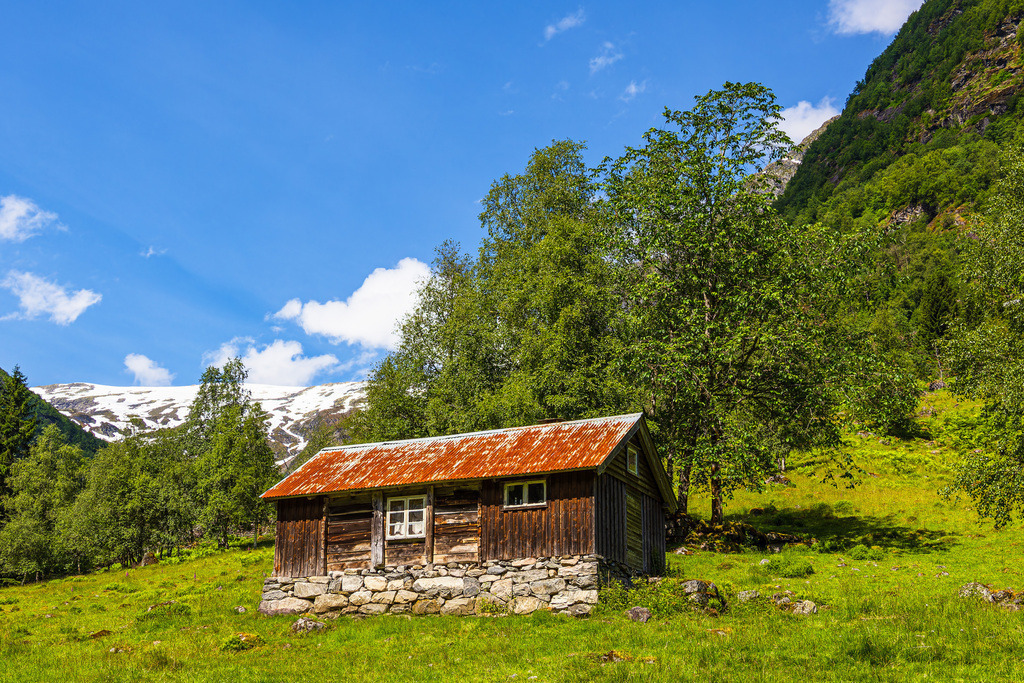 Landschaft mit Holzhütte in Fjærland, Norwegen | Landschaft mit Holzhütte in Fjærland, Norwegen.