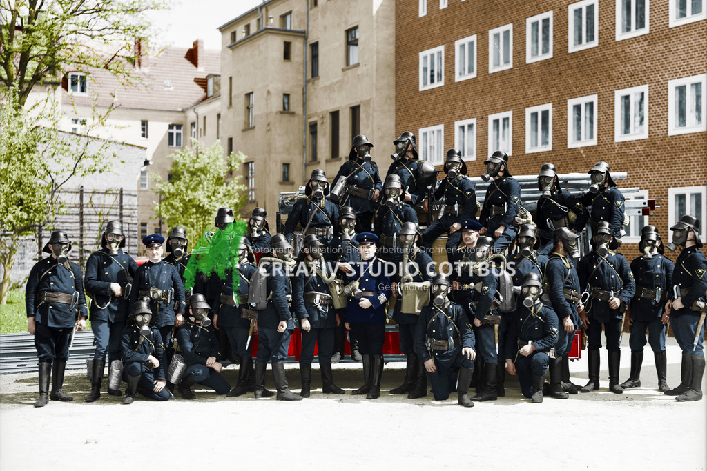 Feuerwehr Cottbus um 1936 | Cottbuser Ansichten im neuen Gewand. Alte Fotos von schwarz-weiß in Farbe. - Realisiert mit Pictrs.com