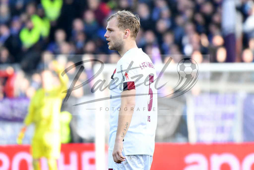 20200208_OSNFCN_0099 | Fußball, Herren: Johannes Geis (1. FC Nuernberg) schaut waehrend des Spiels der 2. Bundesliga zwischen VfL Osnabrueck und 1. FC Nuernberg im Stadion an der Bremer Bruecke am 08.02.2020 in Osnabrueck, Deutschland.DFB / DFL REGULATIONS PROHIBIT ANY USE OF PHOTOGRAPHS AS IMAGE SEQUENCES AND/OR QUASI-VIDEO. - Realisiert mit Pictrs.com