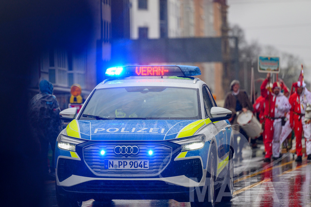 _DWA2309 | Trotz Nieselregen schlängelte sich der „Gaudiwurm“ am Sonntag durch die Nürnberger Innenstadt an tausenden Faschingsfans vorbei.  Nürnberg, 11.02.2024 - Realisiert mit Pictrs.com