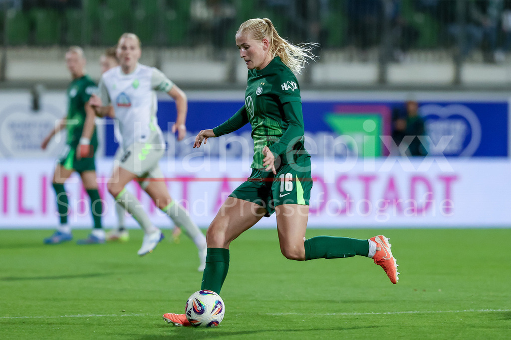 Fussball, Google Pixel Frauen-Bundesliga, VfL Wolfsburg - SV Werder Bremen | Camilla Küver (VfL Wolfsburg, 16) am Ball, Einzelbild, Ganzkörper, Aktion, Action, Spielszene, DIE DFB-RICHTLINIEN UNTERSAGEN JEGLICHE NUTZUNG VON FOTOS ALS SEQUENZBILDER UND/ODER VIDEOÄHNLICHE FOTOSTRECKEN. DFB REGULATIONS PROHIBIT ANY USE OF PHOTOGRAPHS AS IMAGE SEQUENCES AND/OR QUASI-VIDEO.