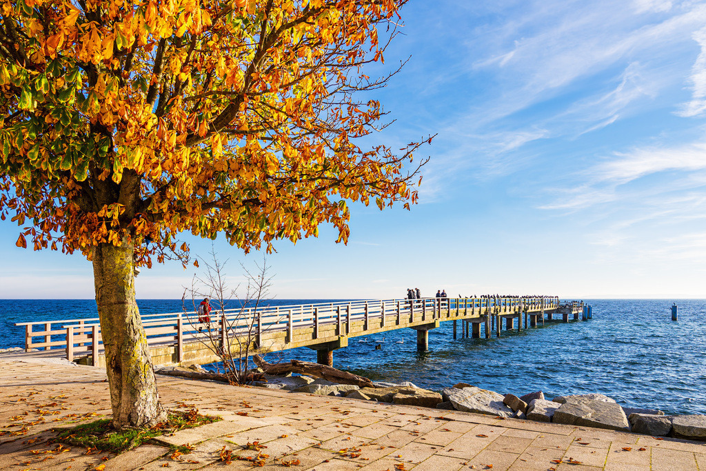 Promenade und Seebrücke im Herbst in der Stadt Sassnitz auf der Insel Rügen | Promenade und Seebrücke im Herbst in der Stadt Sassnitz auf der Insel Rügen.