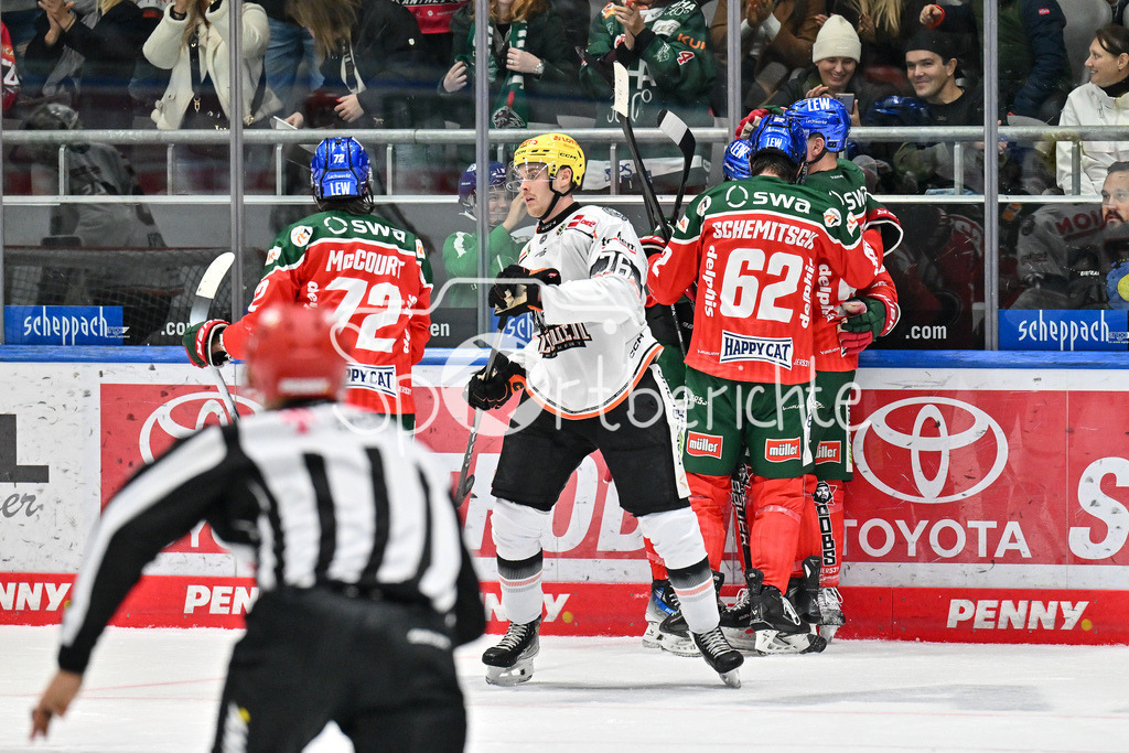 Augsburger Panther - Löwen Frankfurt | Jubel der Panther nach dem Treffer zum 3-0 druch D. J. BUSDEKER (Augsburger Panther #14) / Freude / happy / Tor / torschuetze / DEL: Augsburger Panther - Löwen Frankfurt, Curt Frenzel Stadiom am 11.10.2024
