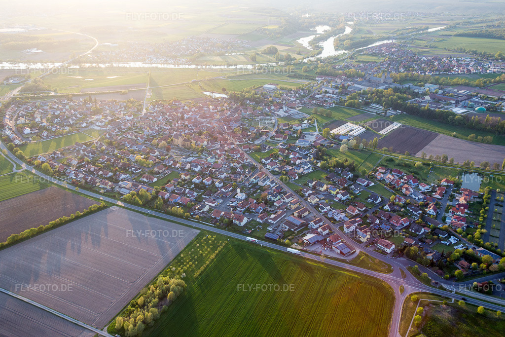 Luftbild: Fluss- Uferbereichen des Main am Main im Ortsteil Stadtschwarzach in Schwarzach im Bundesland Bayern in Deutschland. Foto: IMG_088083.jpg vom 06.05.2016 durch Werner Riehm/FLY-FOTO.de