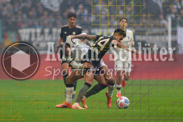 Borussia Mönchengladbach vs FC Bayern München - Bundesliga | Mönchengladbach, Deutschland, 25.10.25:   Jens Castrop (Borussia Mönchengladbach) und Luis Diaz (FC Bayern München) im Kampf um den Ball waehrend des Spiels der Bundesliga zwischen Borussia Mönchengladbach vs FC Bayern München im Stadion im Borussia Park(Foto von Brauer-Fotoagentur / Adrian Schlueter)