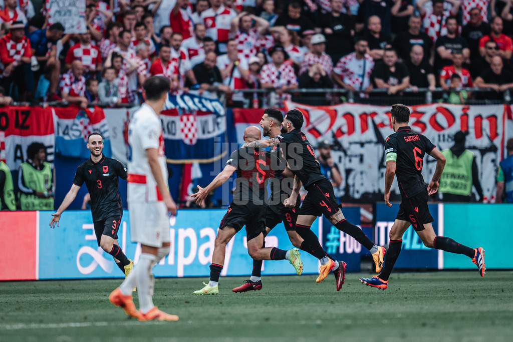 Fußball | Herren | UEFA-Fußball-Europameisterschaft 2024 | Gruppe B | Kroatien vs. Albanien | 19.06.2024 | Klaus Gjasula (#8, Albanien) schießt den Ausgleichtreffer das Team jubelt