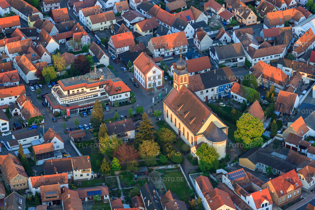 Luftbild: Kirche Hagenbach und Sparkasse Südpfalz in der Ludwigstraße in Hagenbach im Bundesland Rheinland-Pfalz in Deutschland. Foto: IMG_64470.jpg vom 17.04.2014 durch Werner Riehm/FLY-FOTO.deSparkasse Südpfalz