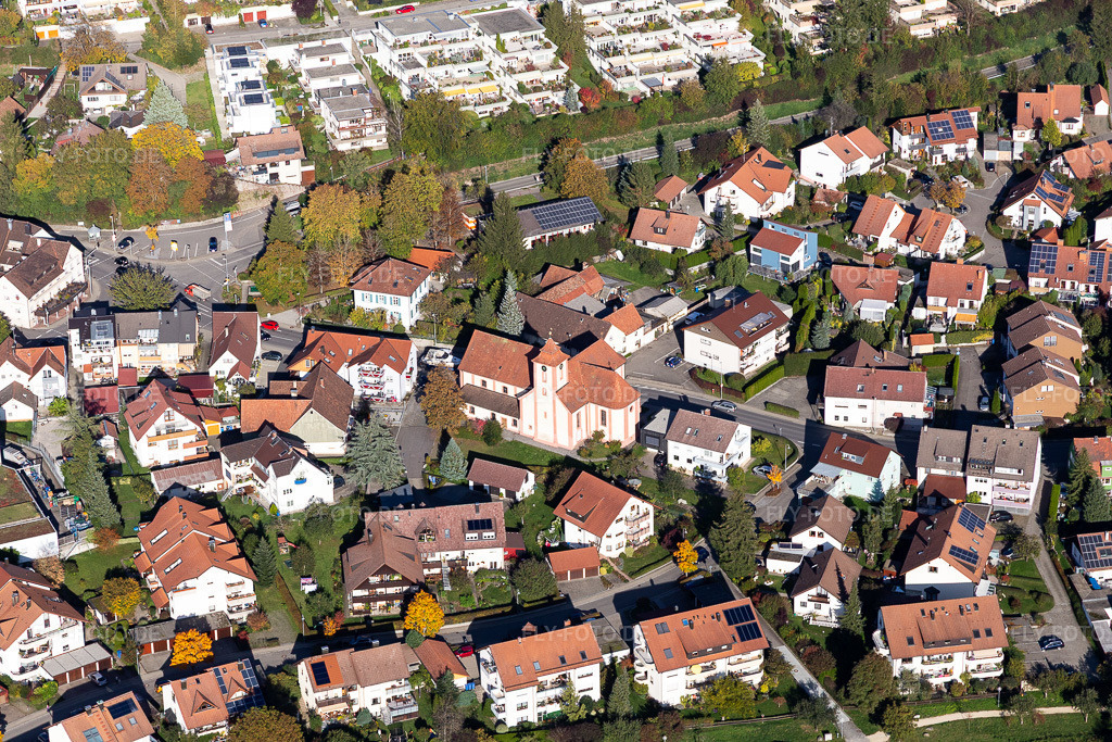 Luftbild: Kirchengebäude in Dettingen im Ortsteil Dettingen in Konstanz im Bundesland Baden-Württemberg in Deutschland. Foto: IMG_119319.jpg vom 14.10.2019 durch Werner Riehm/FLY-FOTO.de