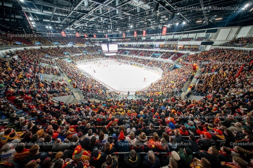 xKKUx13022601092 | 13.02.2026, xkkux, Eishockey, DEL2, Düsseldorfer EG - Krefeld Pinguine, PSD Bank Dome Düsseldorf: Eindrücke um das Revierderby zwischen den Rivalen aus Krefeld und der DEG. Übersichtsbild Zuschauer Eishockeyfans Fans Ausverkauft Voll Zuschauerränge Innenansicht Übersicht 