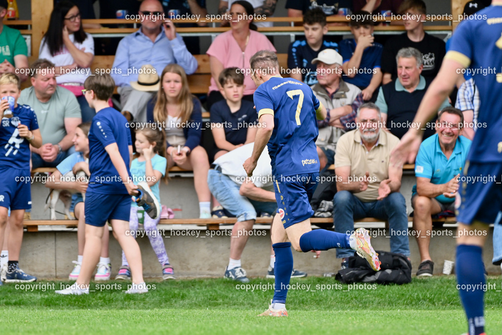 ATUS Velden vs. SV Dellach Gail | Besucher Waldarena Velden, Jubel #7 Mario Kröpfl ATUS Velden, ATUS Velden vs. SV Dellach Gail, ATUS Velden vs. SV Dellach Gail am 03.05.2025 in Velden (Wald Arena Velden), Austria, (Photo by Bernd Stefan)
