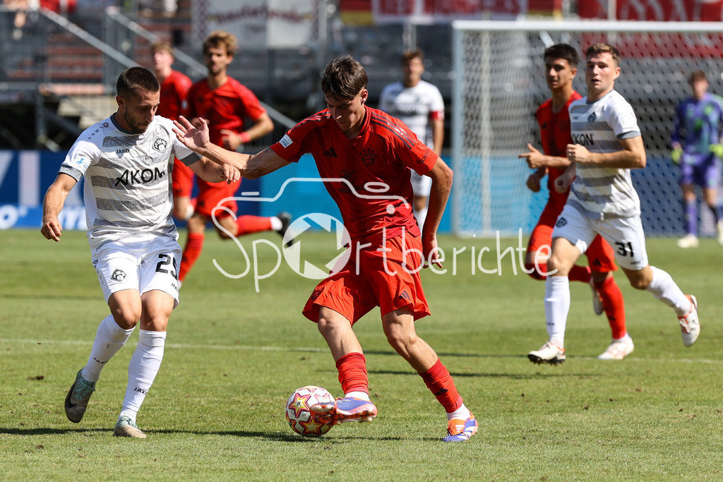 FC Würzburger Kickers - FC Bayern Amateure | im Duell Dominik MEISEL (Würzburger Kickers #25) und Javier FERNANDEZ GONZALEZ (FC Bayern München II #8) / zweikampf / Regionalliga Bayern: FC Würzburger Kickers - FC Bayern München II, AKON Arena am 24.08.2024
