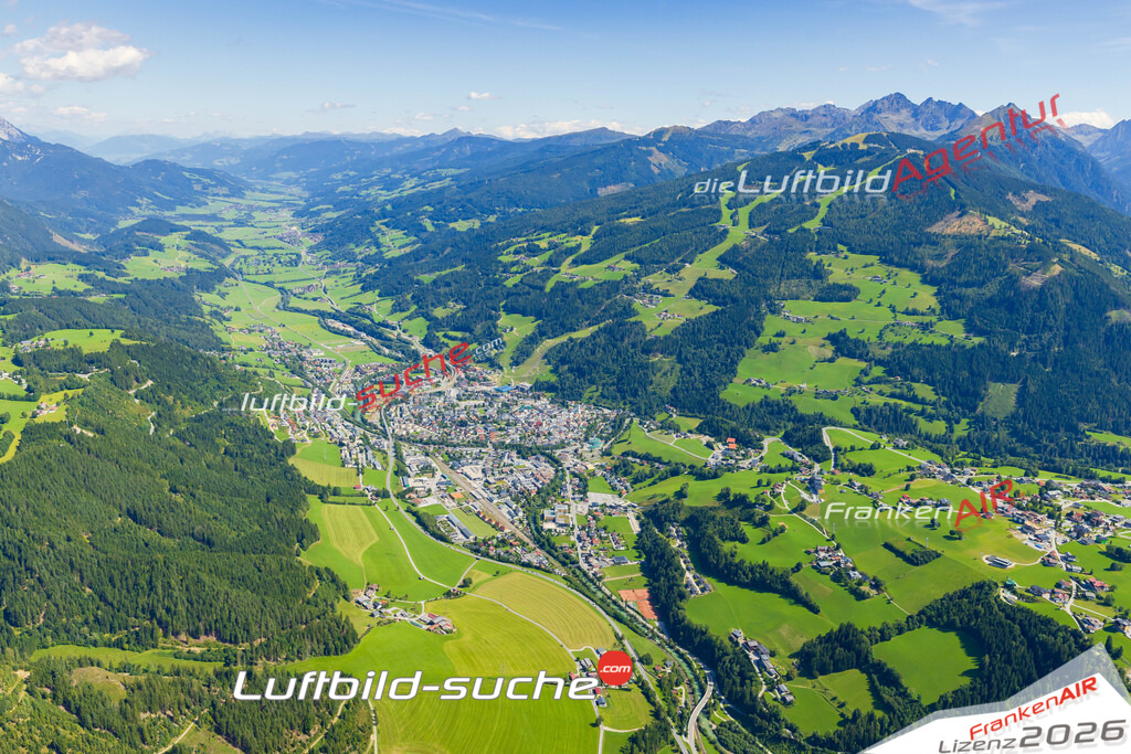 Luftaufnahme von Schladming - Die Luftaufnahme wurde 2025 vom UL-Flugzeug heraus erstellt ( keine Drohne ) - Hochauflösende Luftaufnahme - für professionelle Ausdrucke geeignet. Die Geschenkidee !Mit Lizenz und Bildrechte bestellbar