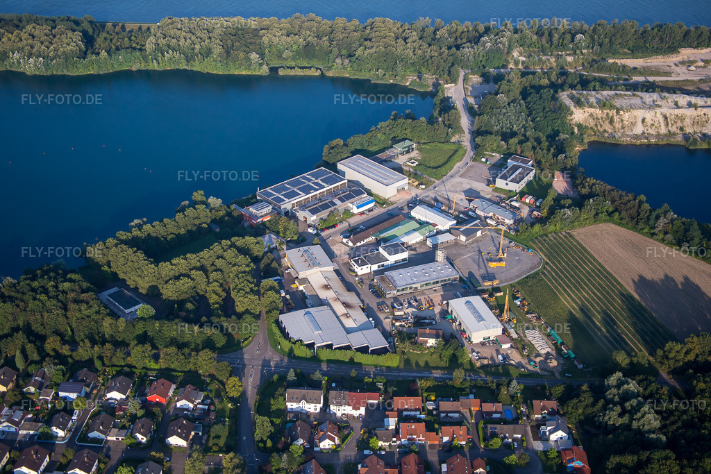 Luftbild: Gewerbegebiet und Firmenansiedlung an der Kiesgrube Lichtenau-Grauelsbaum im Ortsteil Grauelsbaum in Lichtenau im Bundesland Baden-Württemberg in Deutschland. – Foto: IMG_093119.jpg vom 16.08.2016 durch Werner Riehm/FLY-FOTO.de – Auflösung des Originals: 5472 x 3648 px