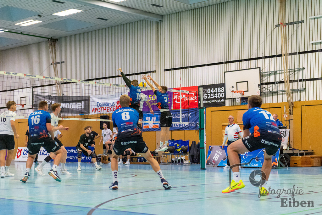VSG Ammerland-TV Baden | Volleyball-Regionalliga; VSG Ammerland (blau)-TV Baden (weiß) am 19.10.2024; in Bad Zwischenahn (Sporthalle Schullerstraße), Photo: Philip Eiben 2024 - Realisiert mit Pictrs.com