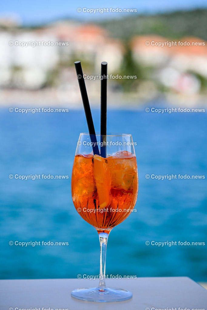 Kroatien_ Korcula_ Insel in Sueddalmatien_ Vela Luka_ 10.09.2024-27 | 10.09.2024, Kroatien, HRV, Korcula, Insel in Sueddalmatien, Vela Luka im Bild Hafen, Hafenansichten, Boot, Boote, Schiff, Schiffe, Gebauede, Adria, Meer, StadtansichtenVela Luka, woertlich Großer Hafen ist ein kroatischer Hafenort auf der Insel Korčula in der oestlichen Adria. Quelle: Wikipedia