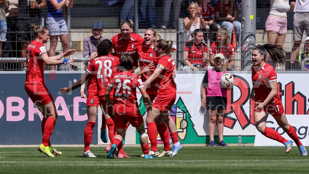 Fussball, Google Pixel Frauen-Bundesliga, SC Freiburg - SV Werder Bremen | Spielerinnen des SC Freiburg mit Torjubel, Jubel, jubeln, jubelt, optimistisch, Spielszene, Highlight, Freude über das Tor zum 1:1, DIE DFB-RICHTLINIEN UNTERSAGEN JEGLICHE NUTZUNG VON FOTOS ALS SEQUENZBILDER UND/ODER VIDEOÄHNLICHE FOTOSTRECKEN. DFB REGULATIONS PROHIBIT ANY USE OF PHOTOGRAPHS AS IMAGE SEQUENCES AND/OR QUASI-VIDEO.