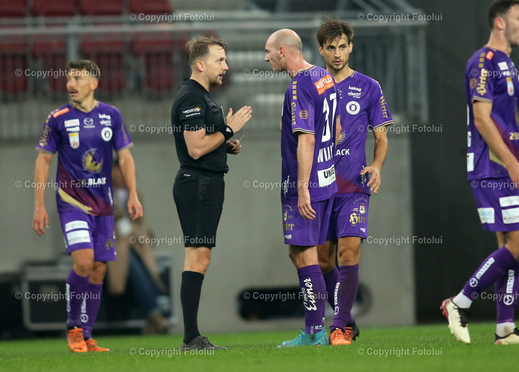 A_LUI_151022_16 | SPORT,FUSSBALL,TIPICO BUNDESLIGA AUSTRIA KLAGENFURT-LASK 15.10.20022 IM BILD :NICOLAS WIMMER (KLAGENFURT) UND SCHIEDSRICHTER JULIAN WEINBERGER FOTO:FOTOLUI/MARIOWIMMER