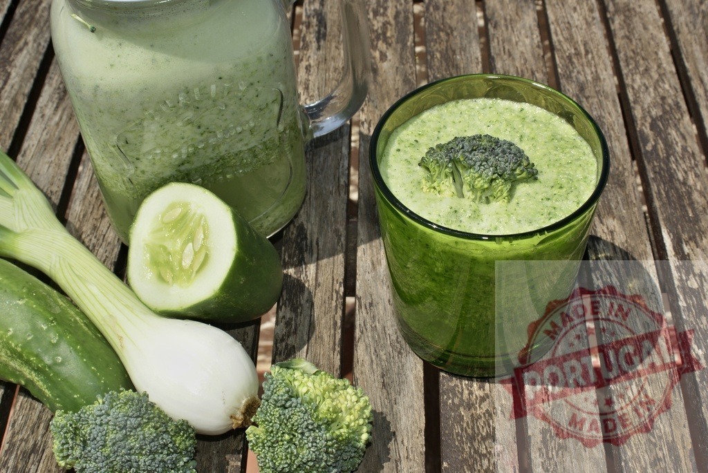 Green detox smoothie with fresh vegetables on wooden table | Blending fresh ingredients creates a healthy green detox smoothie, rich in vitamins - Realisiert mit Pictrs.com